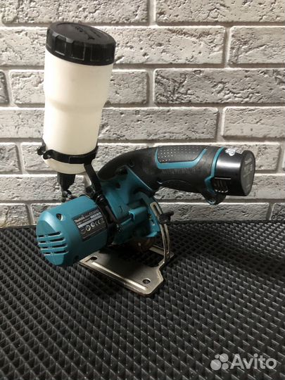Аккумуляторная алмазная пила Makita CC300D