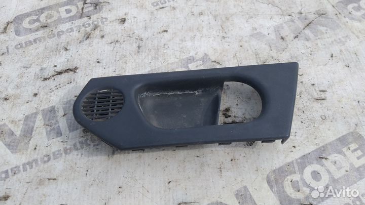 Накладка передней правой ручки Opel Meriva A