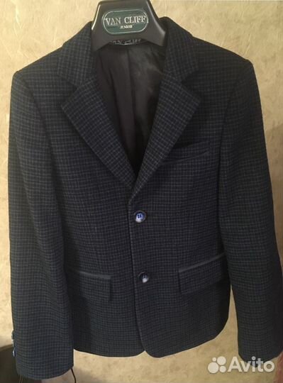 Продаются пиджак, 2 пары брюк, рубашки