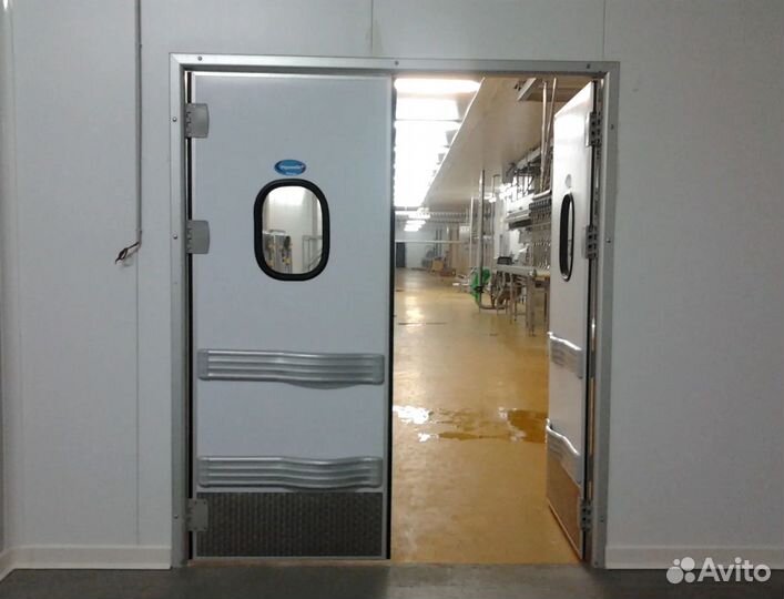 Дверь маятниковая влагостойкая