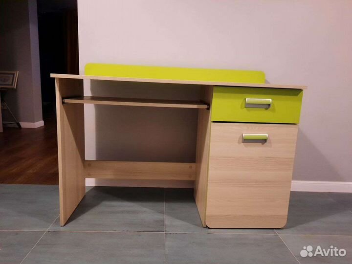 Детский письменный стол