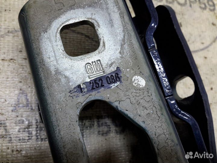 Петля багажника Opel Astra H