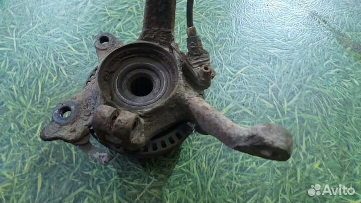 Кулак поворотный передний правый Volkswagen Passat