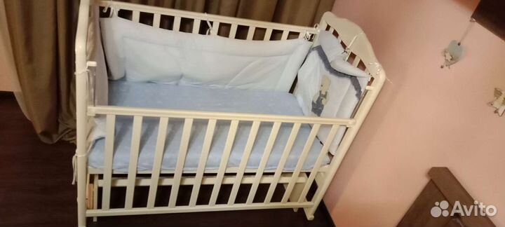 Кроватка детская с маятником и матрасом