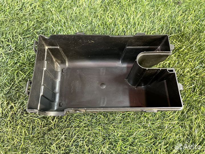 Корпус блока предохранителей передний левый Toyota