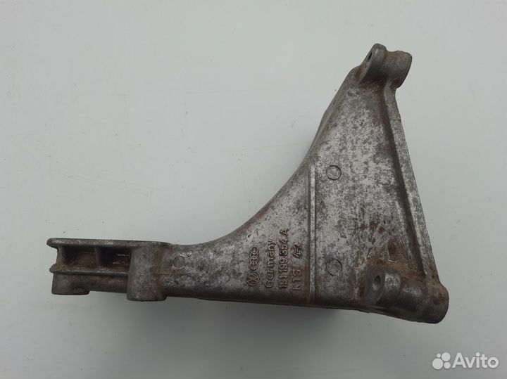 Кронштейн двигателя правый Volkswagen Golf 2