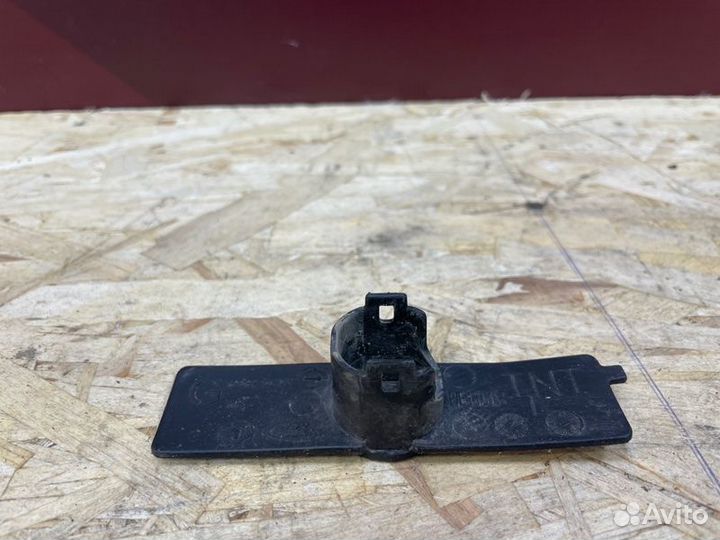 Кронштейн парктроника левый LADA X-Ray