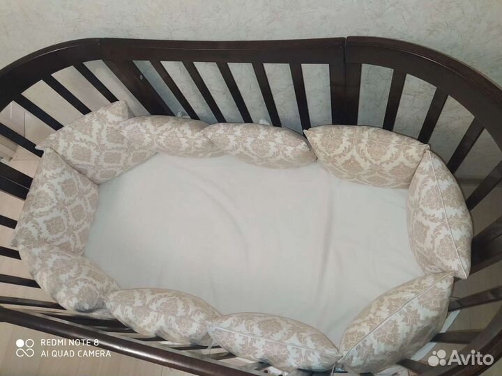 Детская кроватка с маятником и ящиком