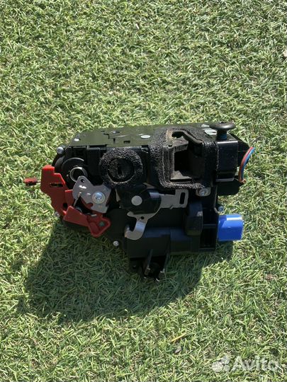 Замок задней правой двери фабия 2