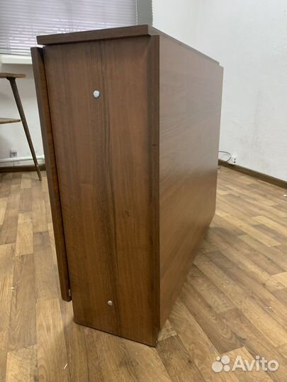 Стол совершенно новый