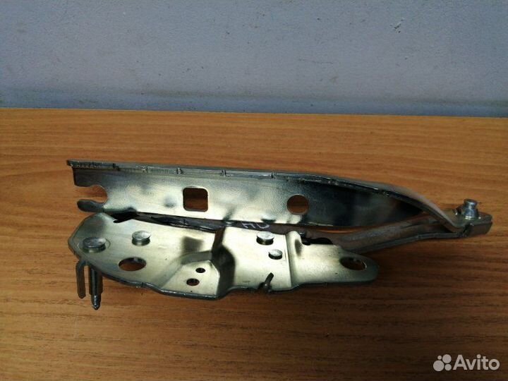 Петля капота левая Volkswagen Tiguan 2 2017+