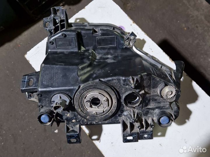 Передняя левая противотуманная фара митсубиси L200