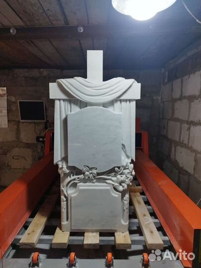 Памятник Крест и лилии из белого мрамора