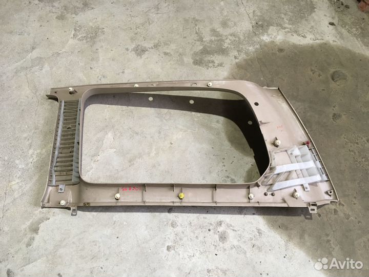 Накладка стекла багажника левая Toyota land cruise