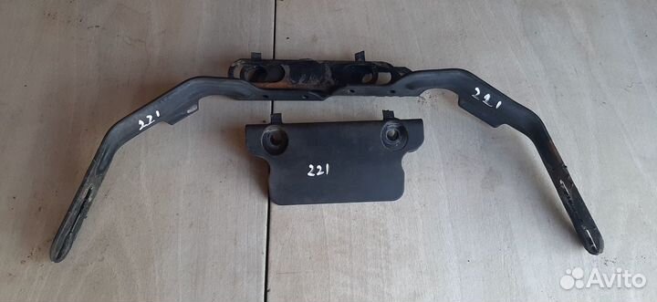 Кронштейн глушителя Mercedes S-Class W221