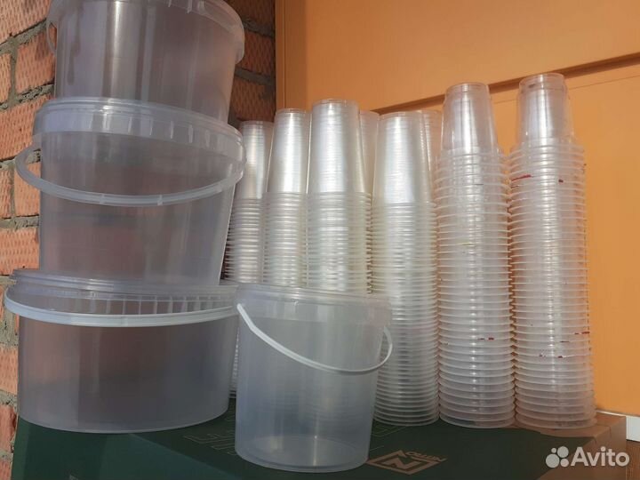Пластиковые стаканчики и ведра