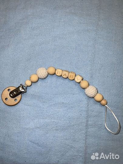 Держатель для соски деревянный. Цепочка на коляску