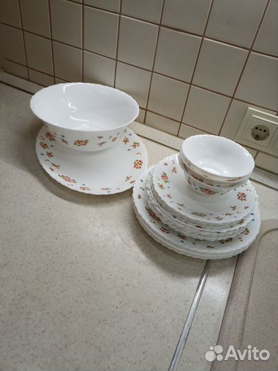 Набор тарелок и салатников