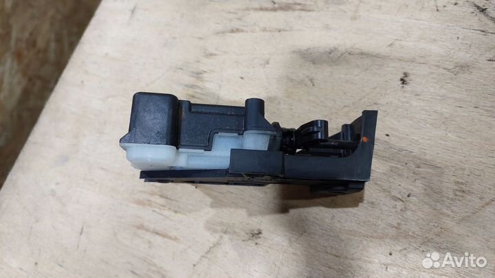 Замок лючка бензобака W212,W204,C204,C218