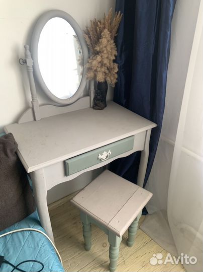 Туалетный столик с зеркалом и стулом