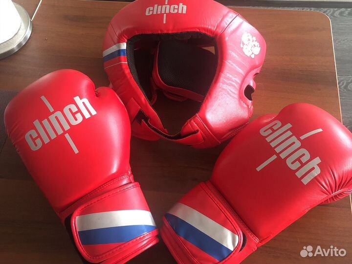 Перчатки и шлем для кикбоксинга