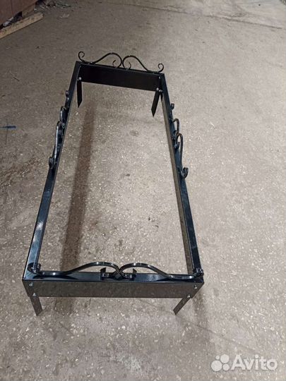 Кресты ритуальные и цветники из металла