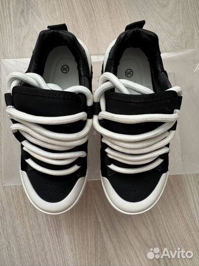 Кроссовки женские