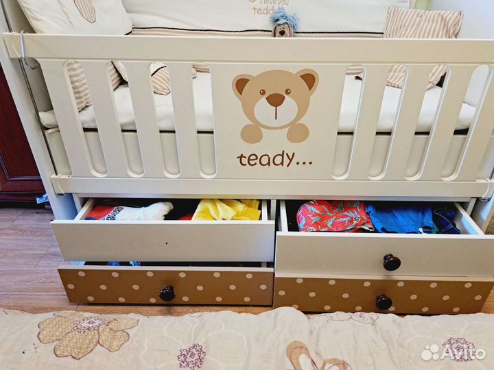 Детская кроватка с маятником и ящиком