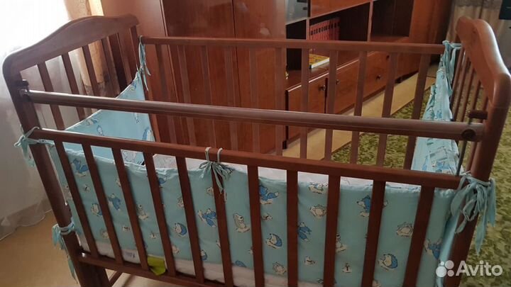 Детская кроватка с продольным маятником