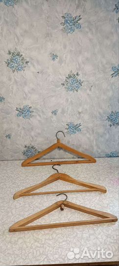 Вешалки, плечики много
