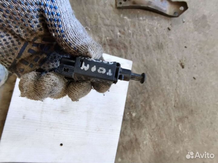 Датчик включения стоп сигналов лягушка golf 3