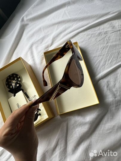 Солнцезащитные очки женские брендовые Fendi