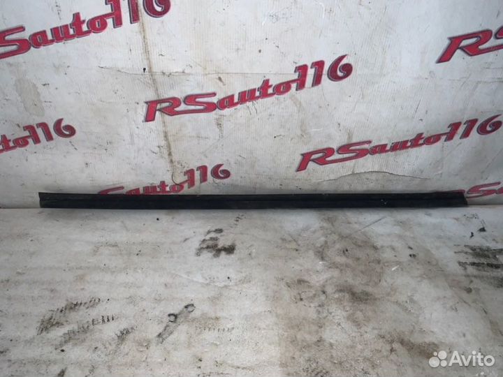 Уплотнитель стекла передний правый Toyota Alphard