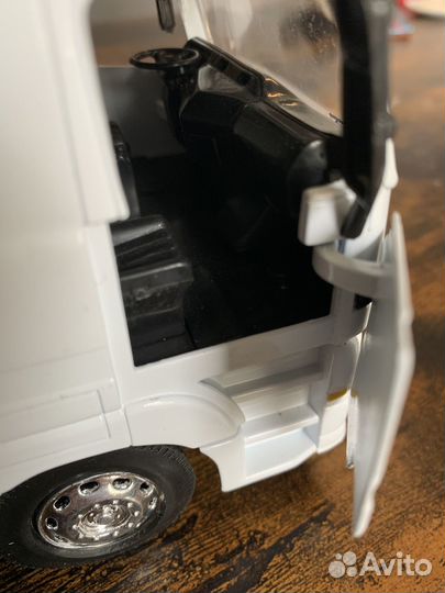 Модель грузовиков New Ray 1/32 Mercedes benz