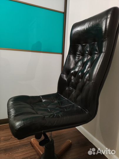 Компьютерное офисное кресло руководителя