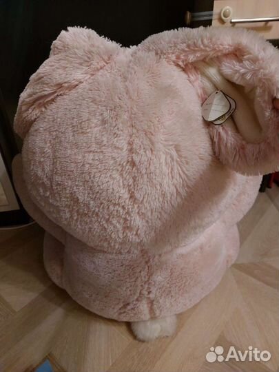 Большой плюшевый заяц