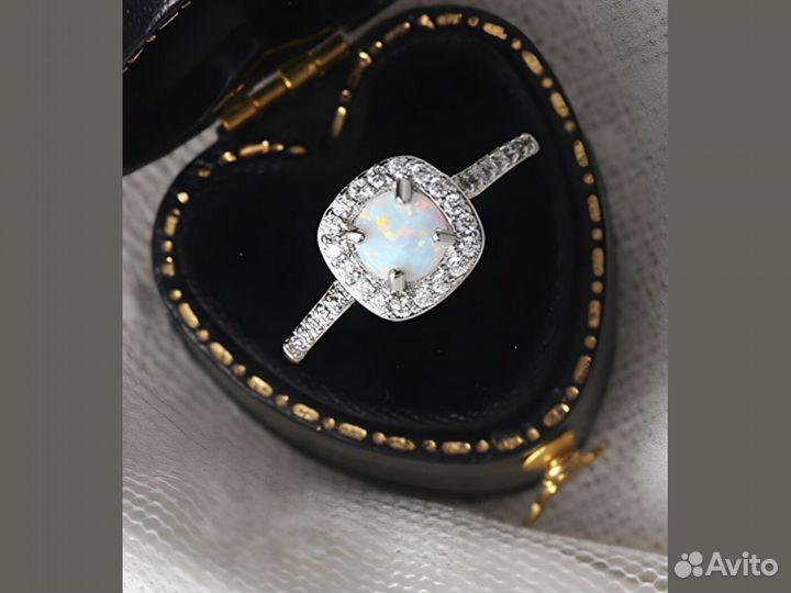 Кольцо с натуральным камнем с опалом