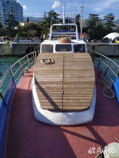 Катер прогулочный
