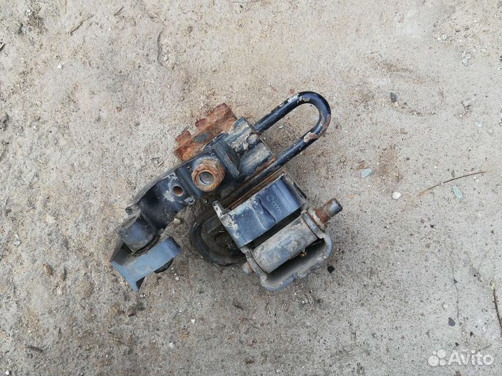 Петля двери Ауди а6с5