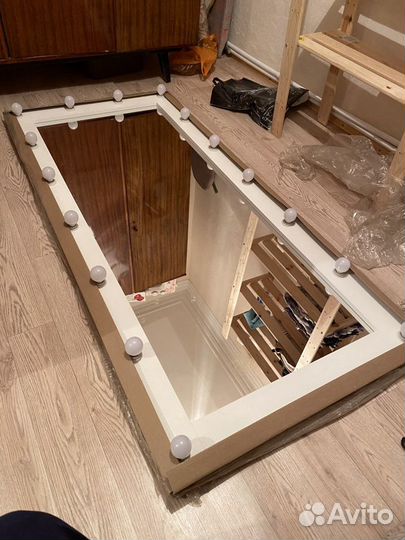 Гримерное зеркало с лампами