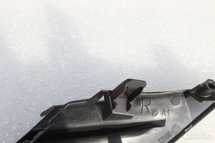 Накладка решетки радиатора Camry 70 правая серая