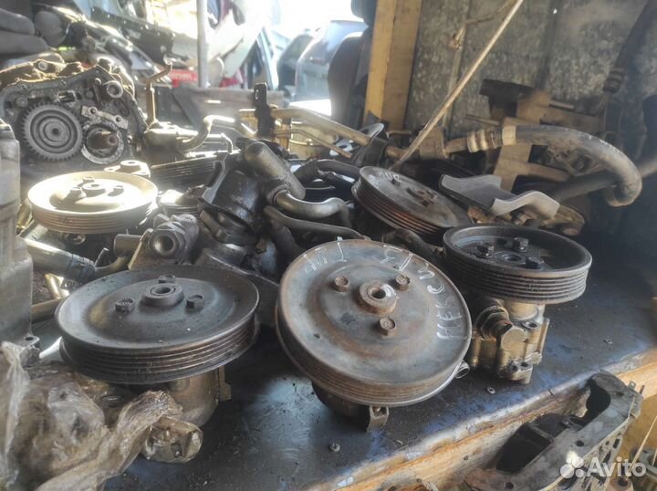 Компрессор на кондиционер рядом автомобиля