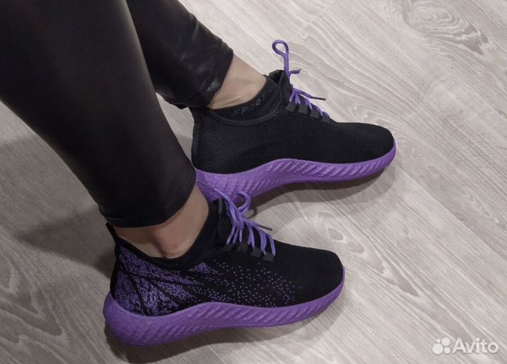 Кроссовки женские