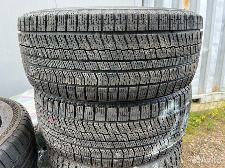 Bridgestone Blizzak VRX2 245/45 R18