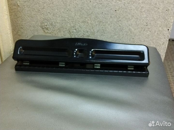 Дырокол на 4 отверстия