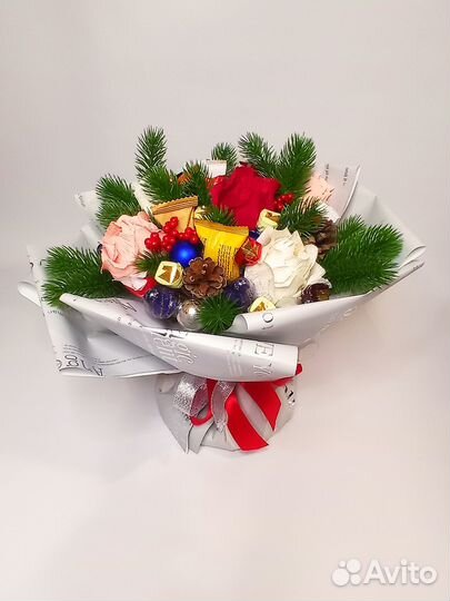 Сладкие новогодние букеты и композиции из конфет