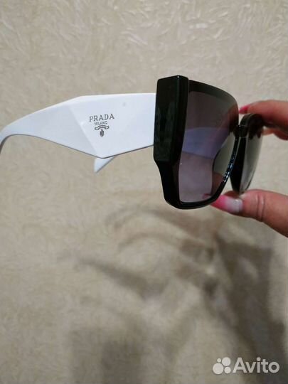 Солнцезащитные очки Prada