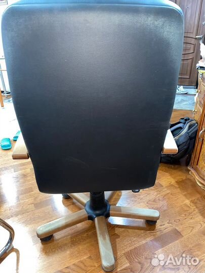 Офисное кожаное кресло бу
