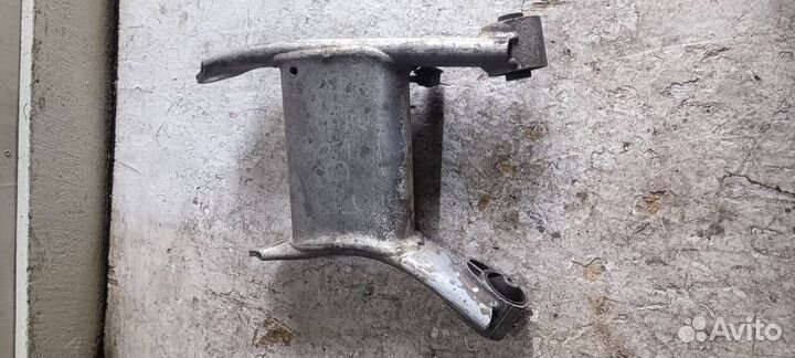 Рычаг задний нижний левый 33321093723