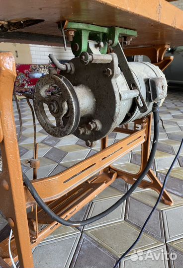 Оверлок промышленный со столом